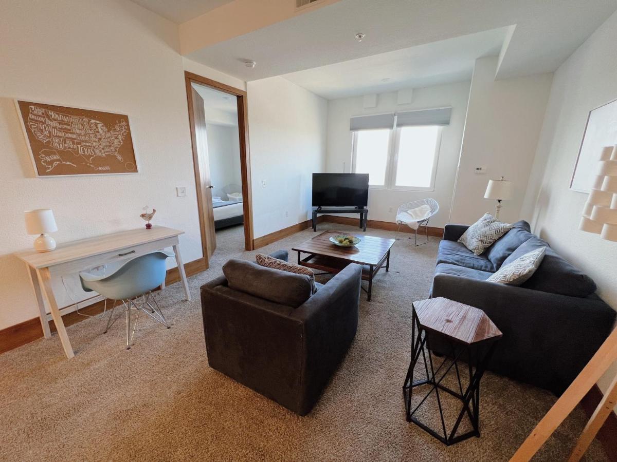 2Br Suite At The Grand Castle Pool Gym & Parking グランビル エクステリア 写真